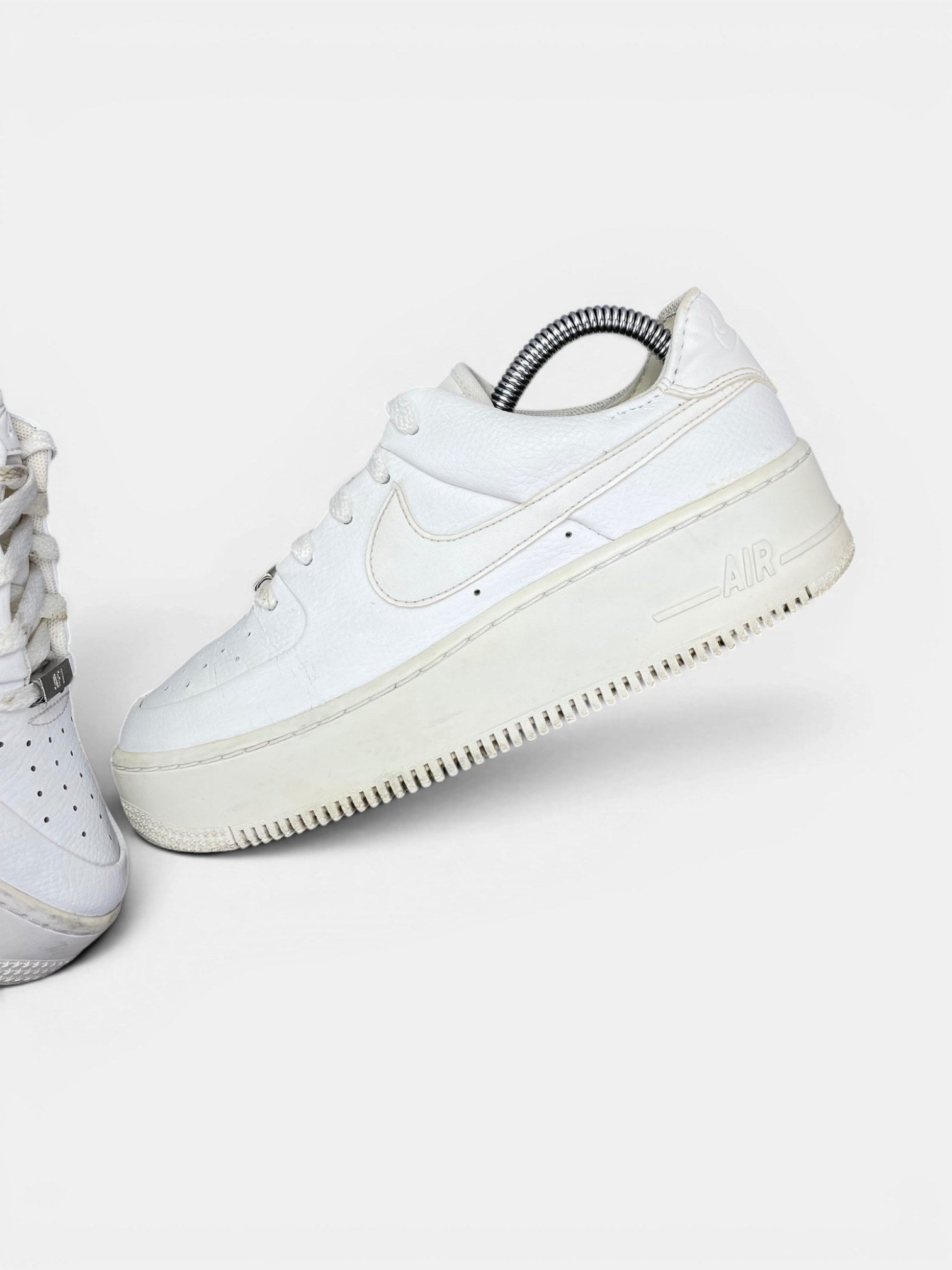 Nike Air Force 1 Sage Low Triple White — buty sportowe damskie w bardzo dobrym stanie rozmiar 38, widok z góry na wewnętrzną stronę butów