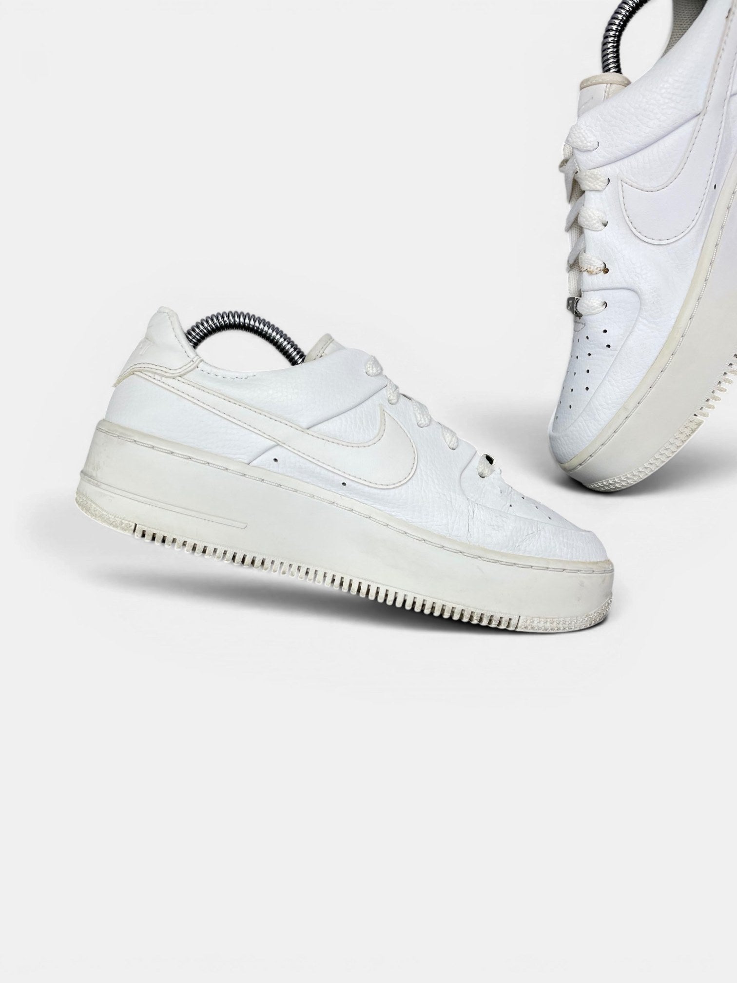 Nike Air Force 1 Sage Low Triple White — buty sportowe damskie w bardzo dobrym stanie rozmiar 38, wewnętrzny panel lewego buta
