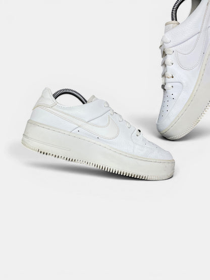 Nike Air Force 1 Sage Low Triple White — buty sportowe damskie w bardzo dobrym stanie rozmiar 38, wewnętrzny panel lewego buta
