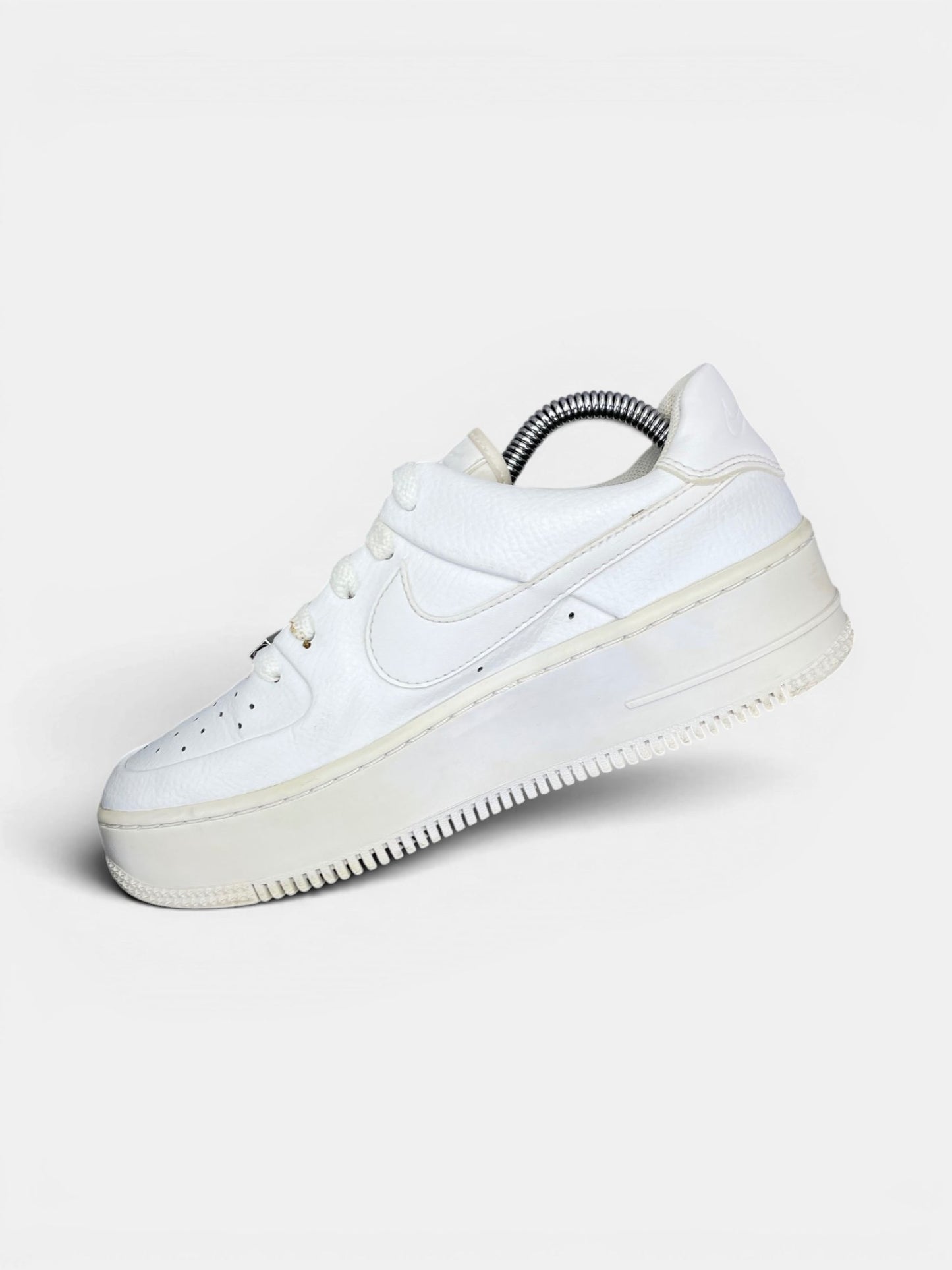 Nike Air Force 1 Sage Low Triple White — buty sportowe damskie w bardzo dobrym stanie rozmiar 38, wewnętrzny panel prawego buta
