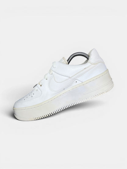 Nike Air Force 1 Sage Low Triple White — buty sportowe damskie w bardzo dobrym stanie rozmiar 38, wewnętrzny panel prawego buta