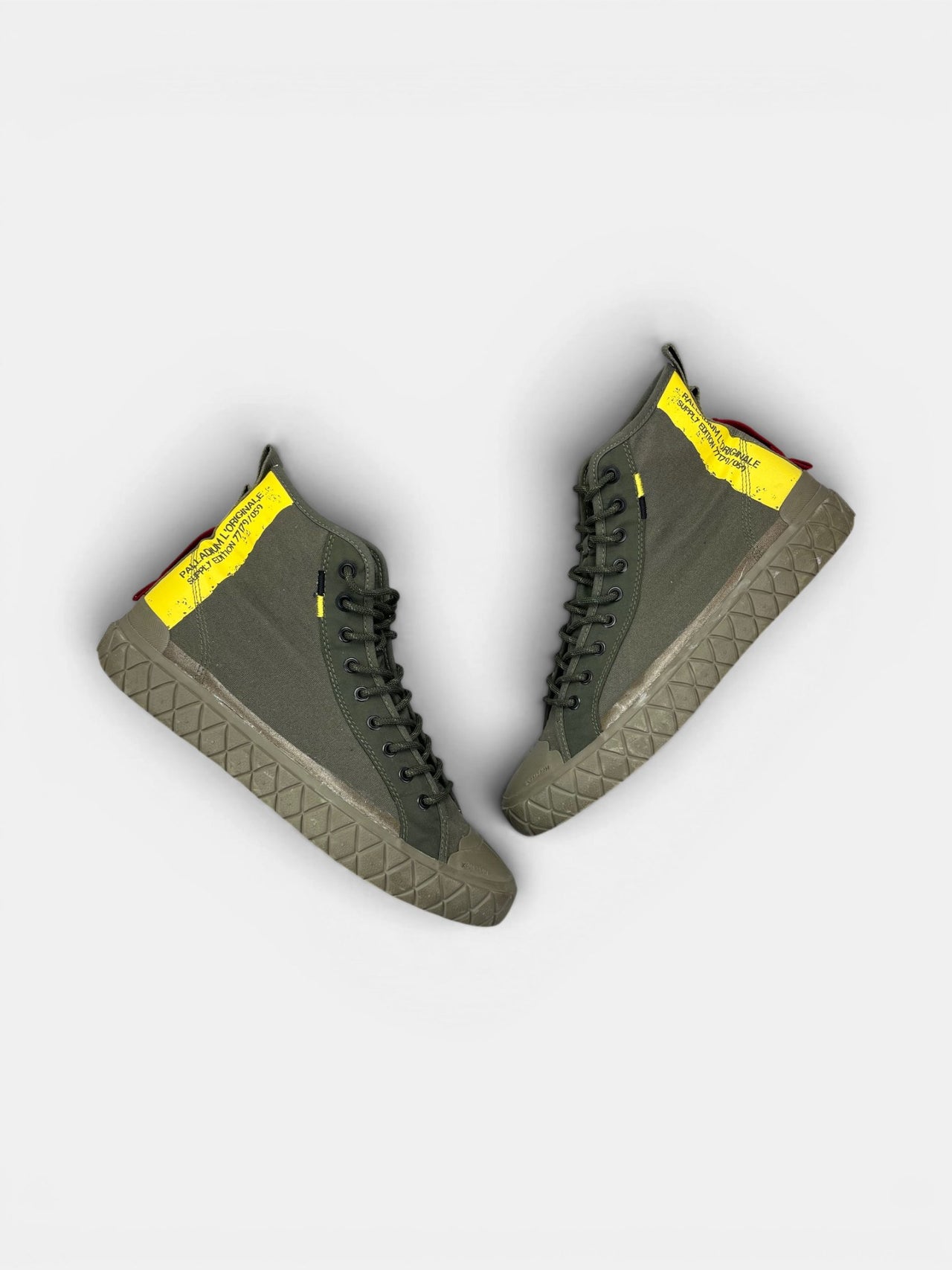Palladium Palla Ace Supply Mid — buty sportowe męskie w bardzo dobrym stanie rozmiar 44, widok z góry na zewnętrzną stronę butów