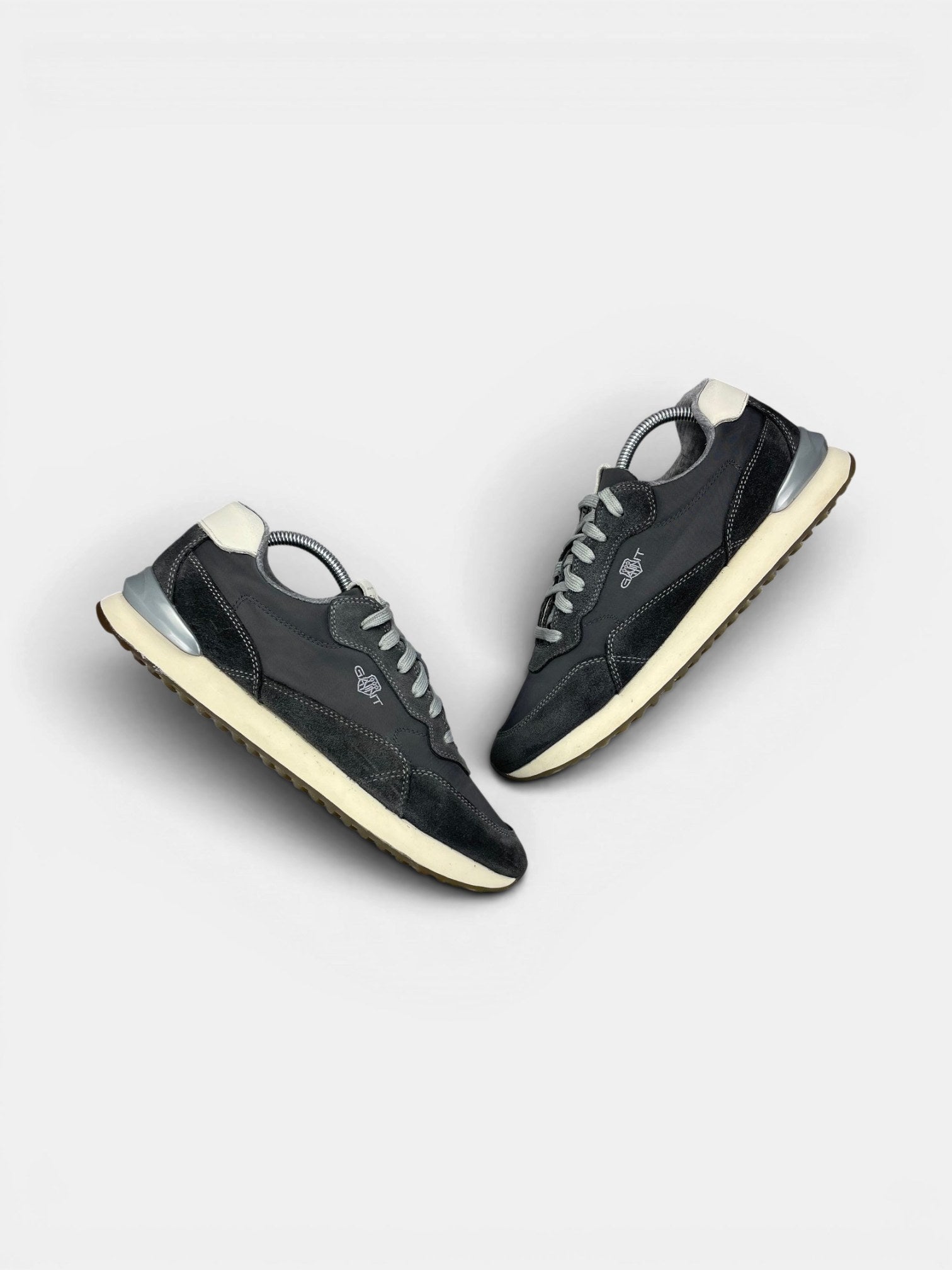 Gant Sneakers — buty sportowe męskie w bardzo dobrym stanie rozmiar 42, widok z góry na zewnętrzną stronę butów