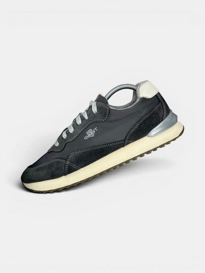 Gant Sneakers — buty sportowe męskie w bardzo dobrym stanie rozmiar 42, widok z góry na wewnętrzną stronę butów