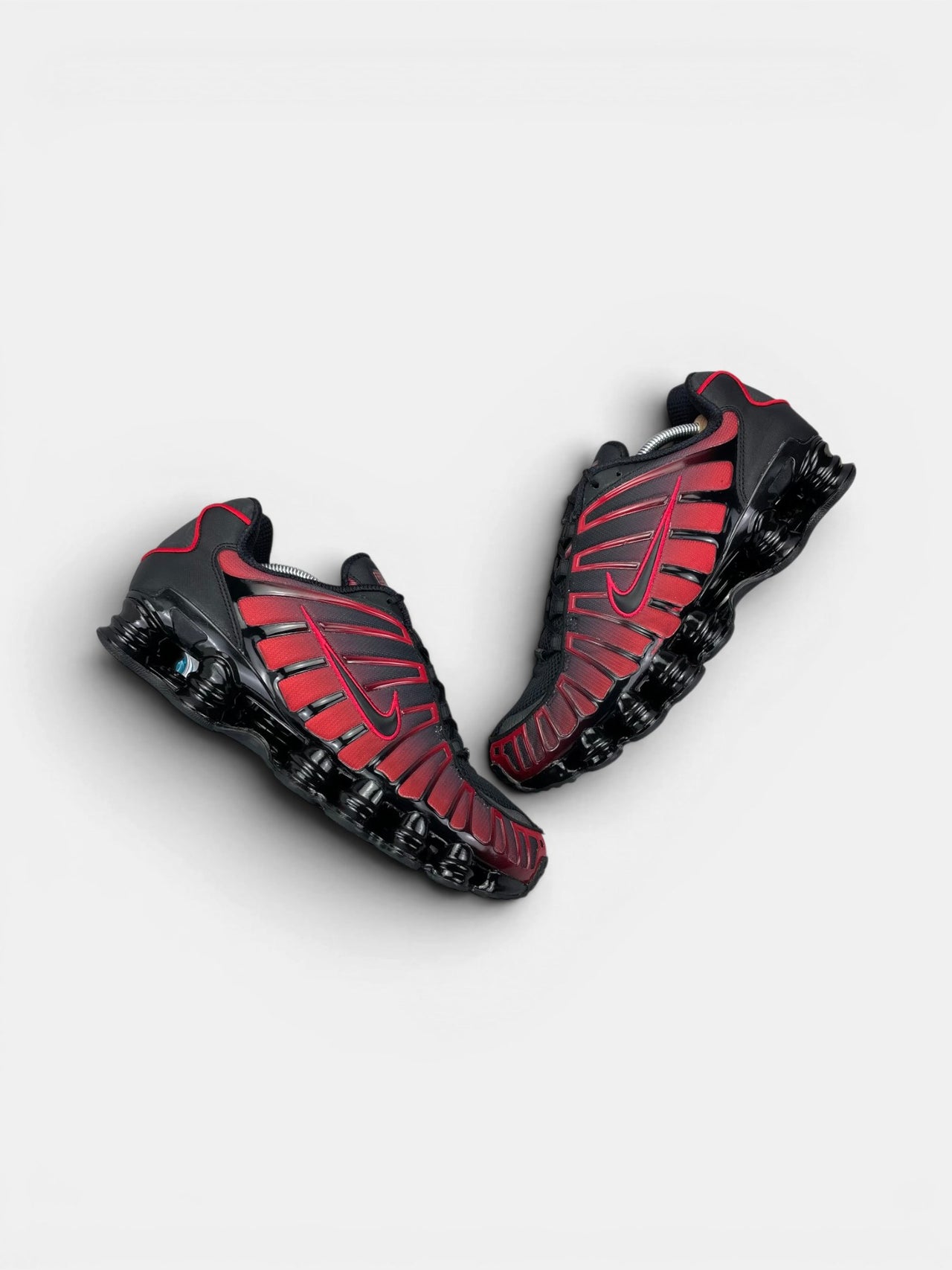 Nike Shox TL — buty sportowe męskie w bardzo dobrym stanie rozmiar 45.5, widok z góry na zewnętrzną stronę butów