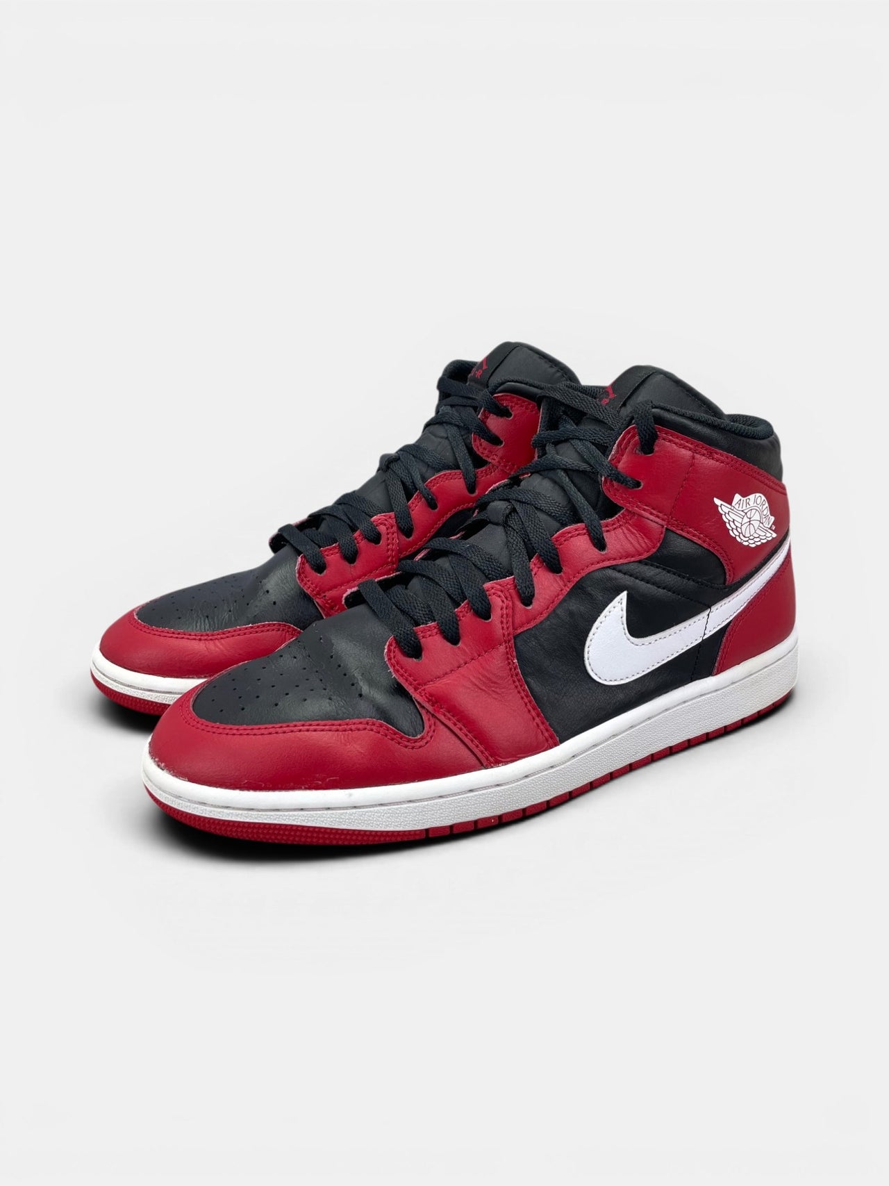 Nike Air Jordan 1 Mid Black/White/Gym Red — buty sportowe męskie w bardzo dobrym stanie rozmiar 46, widok z boku