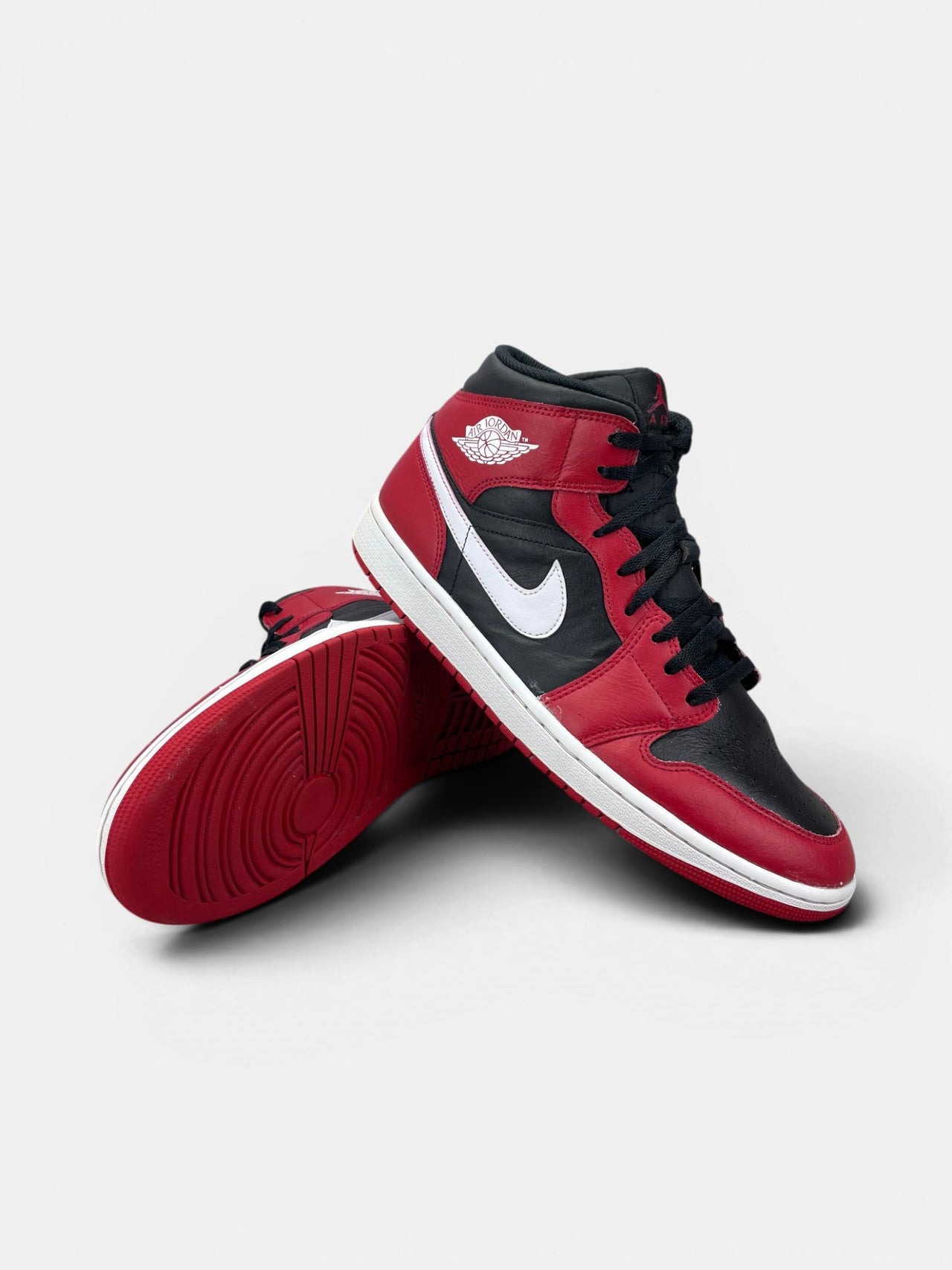 Nike Air Jordan 1 Mid Black/White/Gym Red — buty sportowe męskie w bardzo dobrym stanie rozmiar 46, boczny profil