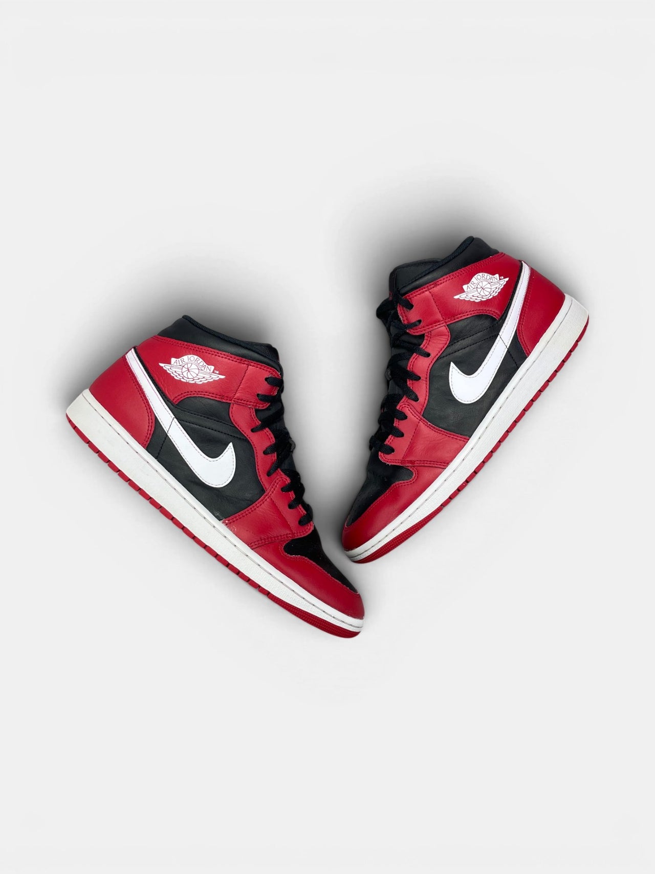 Nike Air Jordan 1 Mid Black/White/Gym Red — buty sportowe męskie w bardzo dobrym stanie rozmiar 46, widok z góry na zewnętrzną stronę butów
