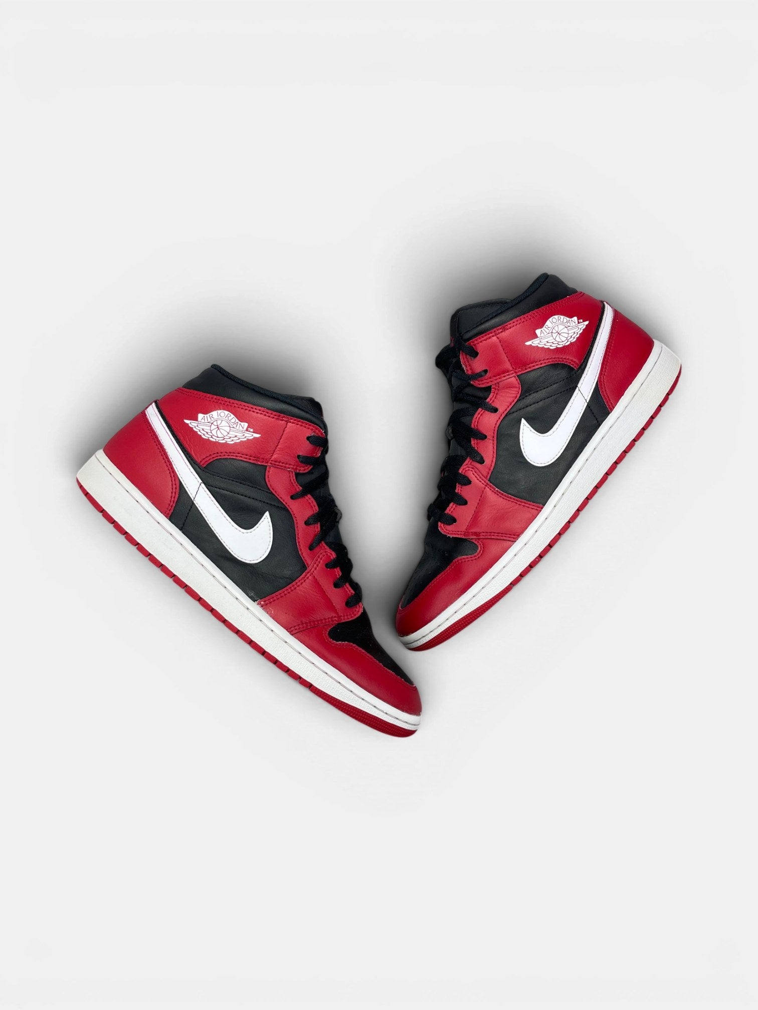 Nike Air Jordan 1 Mid Black/White/Gym Red — buty sportowe męskie w bardzo dobrym stanie rozmiar 46, widok z góry na zewnętrzną stronę butów