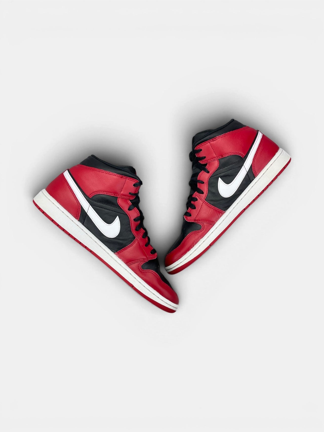 Nike Air Jordan 1 Mid Black/White/Gym Red — buty sportowe męskie w bardzo dobrym stanie rozmiar 46, zewnętrzny panel prawego buta