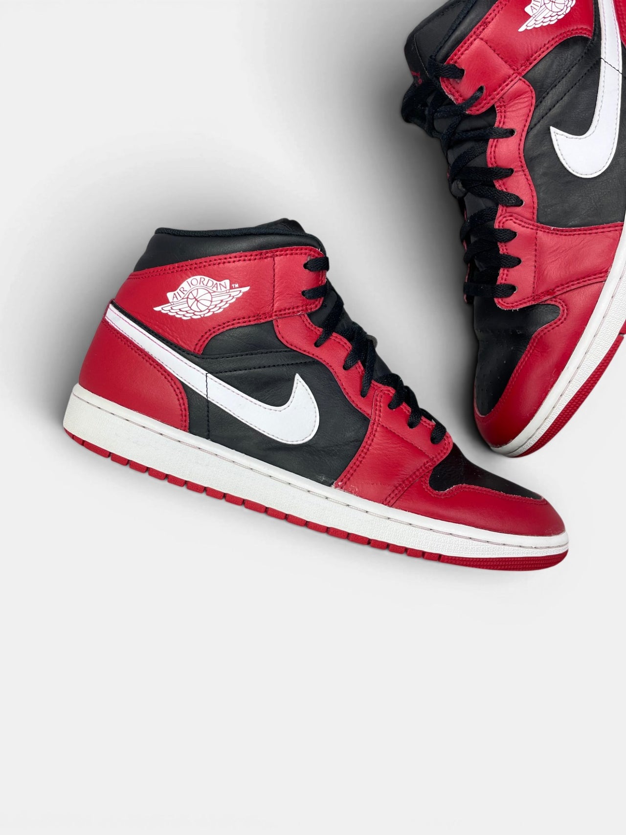 Nike Air Jordan 1 Mid Black/White/Gym Red — buty sportowe męskie w bardzo dobrym stanie rozmiar 46, zewnętrzny panel lewego buta