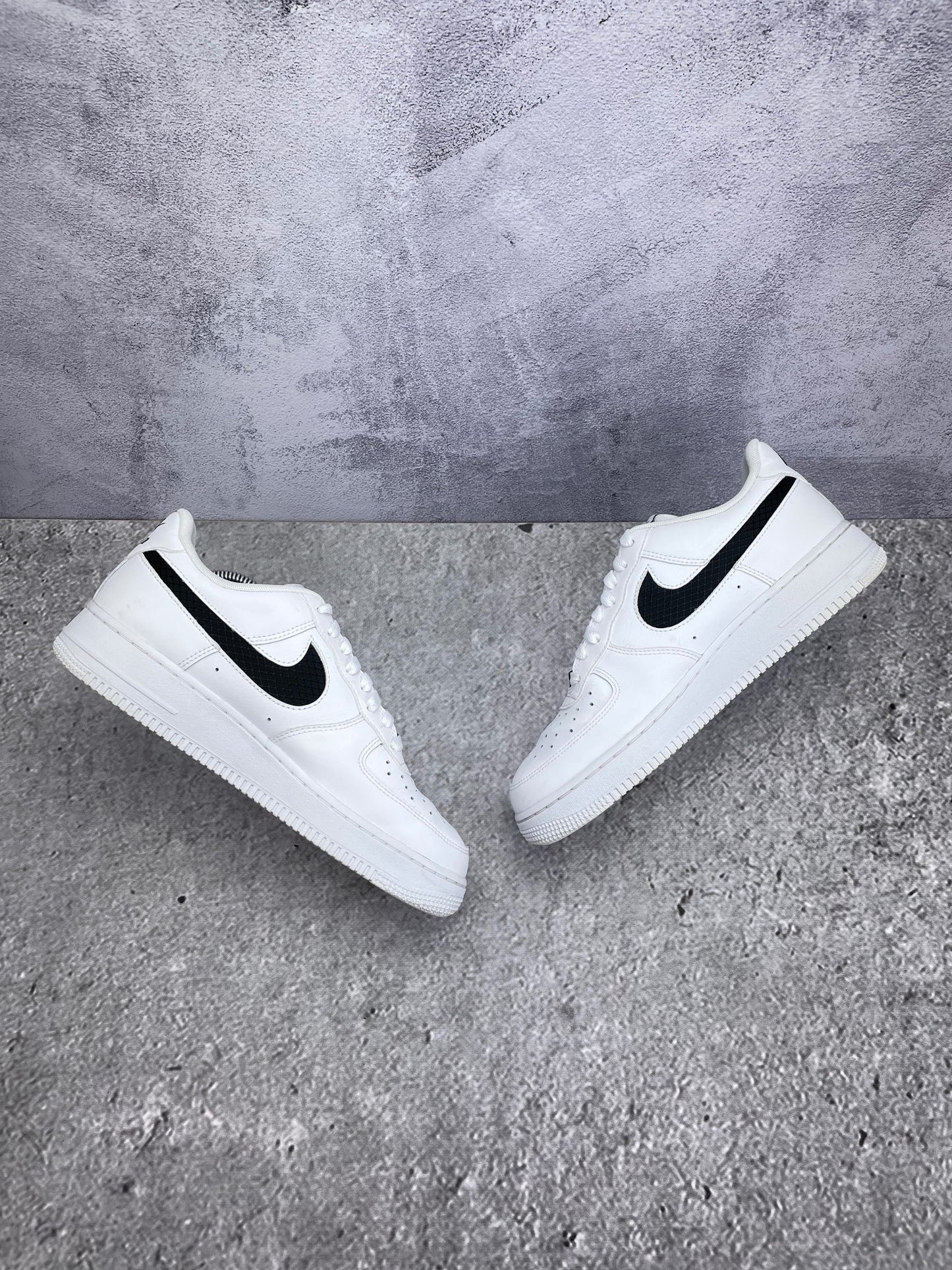 Nike Air Force 1 '07 LV8 Nylon Swoosh - buty sportowe, zewnętrzny panel prawego buta