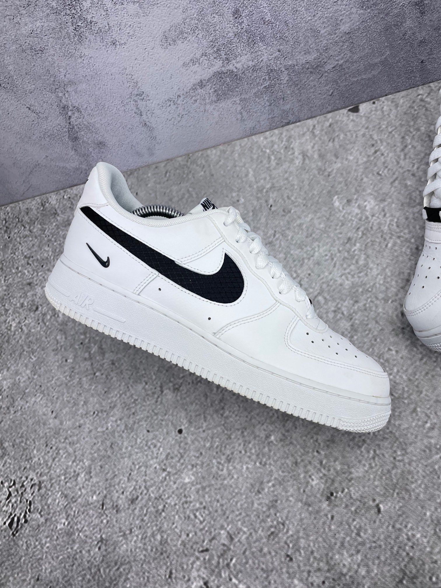 Nike Air Force 1 '07 LV8 Nylon Swoosh - buty sportowe, zewnętrzny panel lewego buta