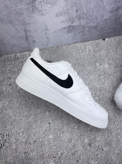 Nike Air Force 1 '07 LV8 Nylon Swoosh - buty sportowe, wewnętrzny panel lewego buta