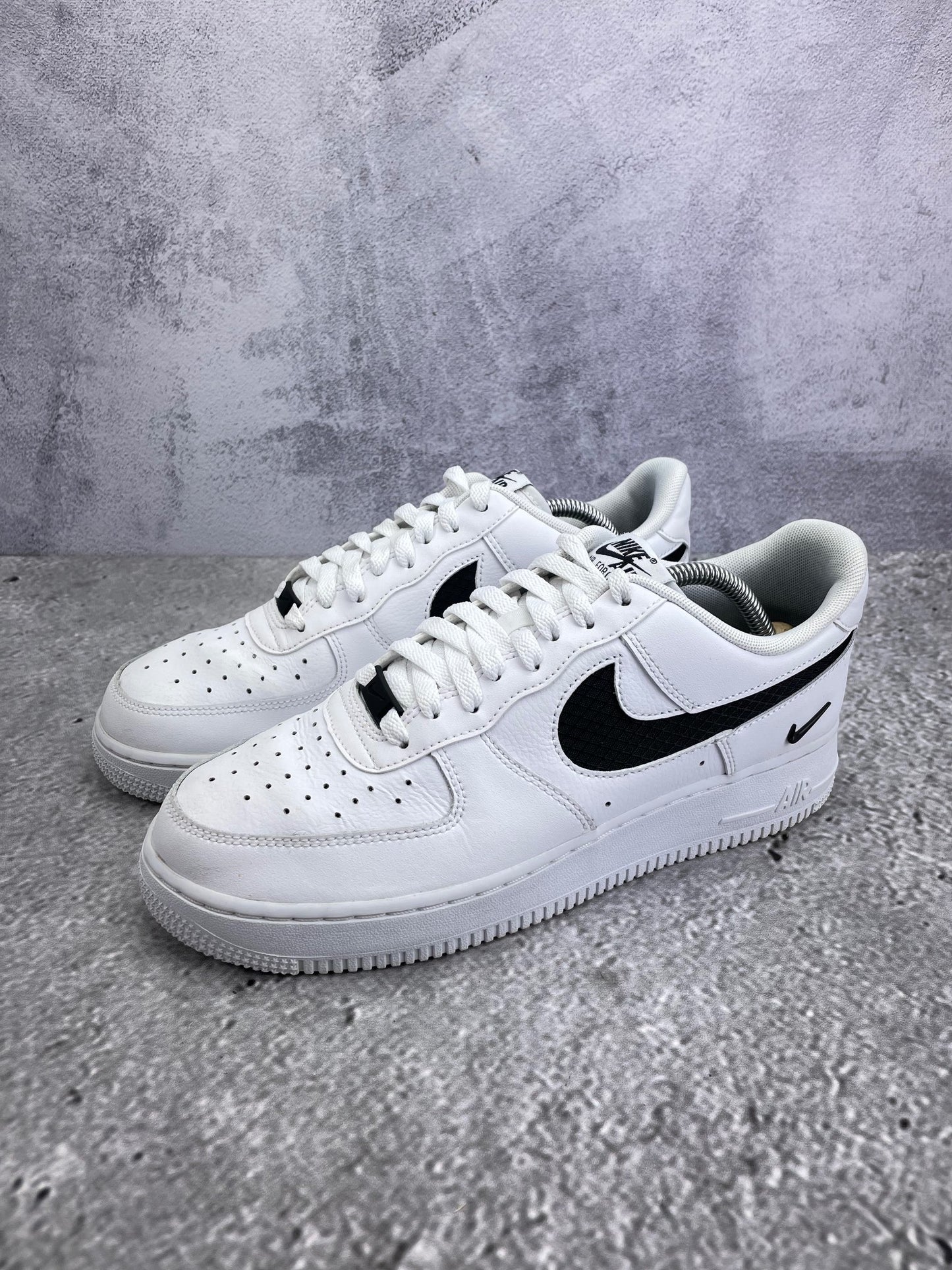 Nike Air Force 1 '07 LV8 Nylon Swoosh - buty sportowe, widok z boku na tle studyjnym