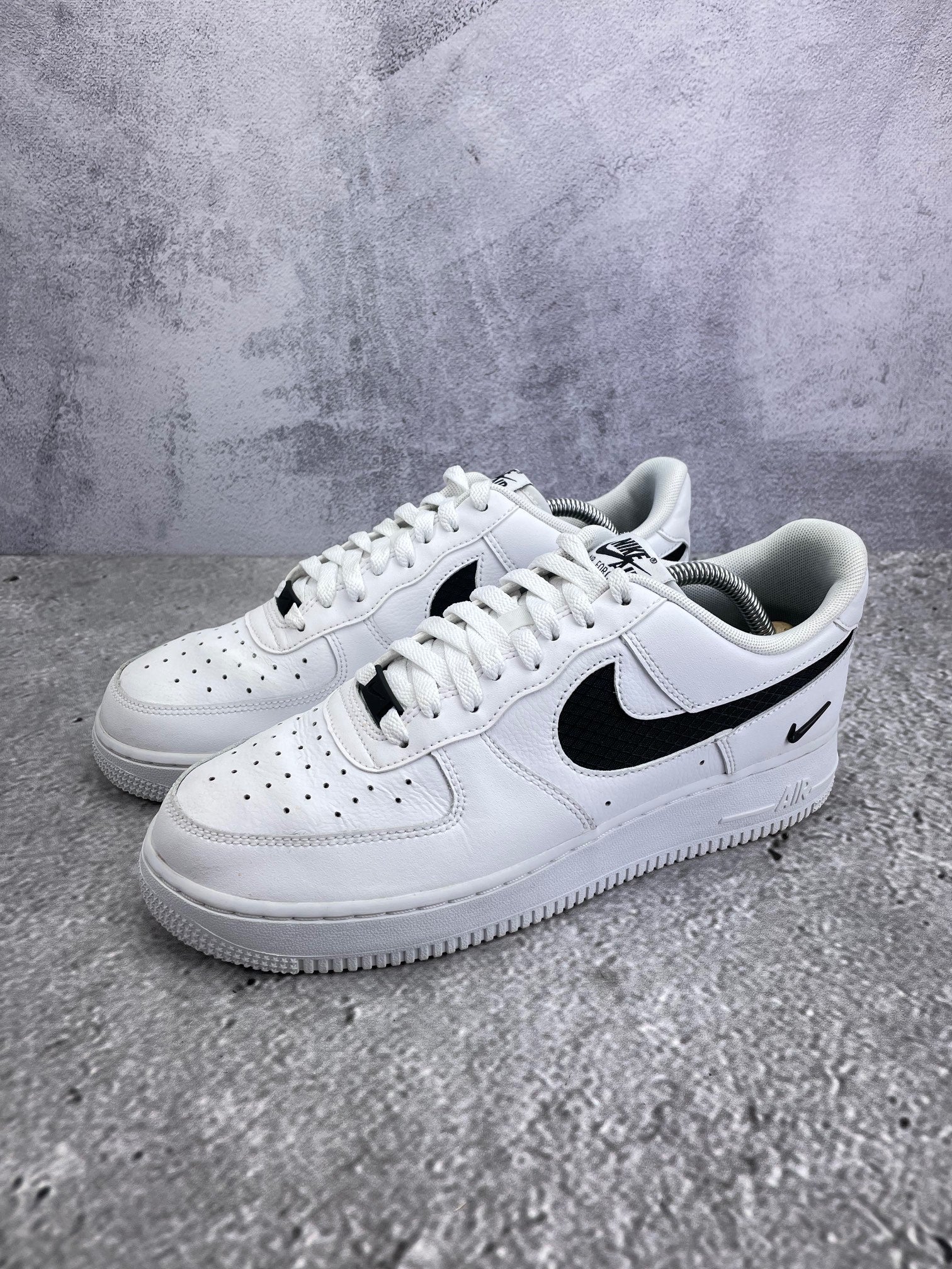 Nike Air Force 1 '07 LV8 Nylon Swoosh - buty sportowe, widok z boku na tle studyjnym