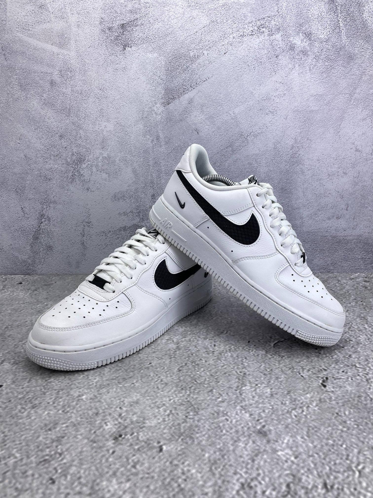 Nike Air Force 1 '07 LV8 Nylon Swoosh - buty sportowe, para butów, widok z boku na tle studyjnym