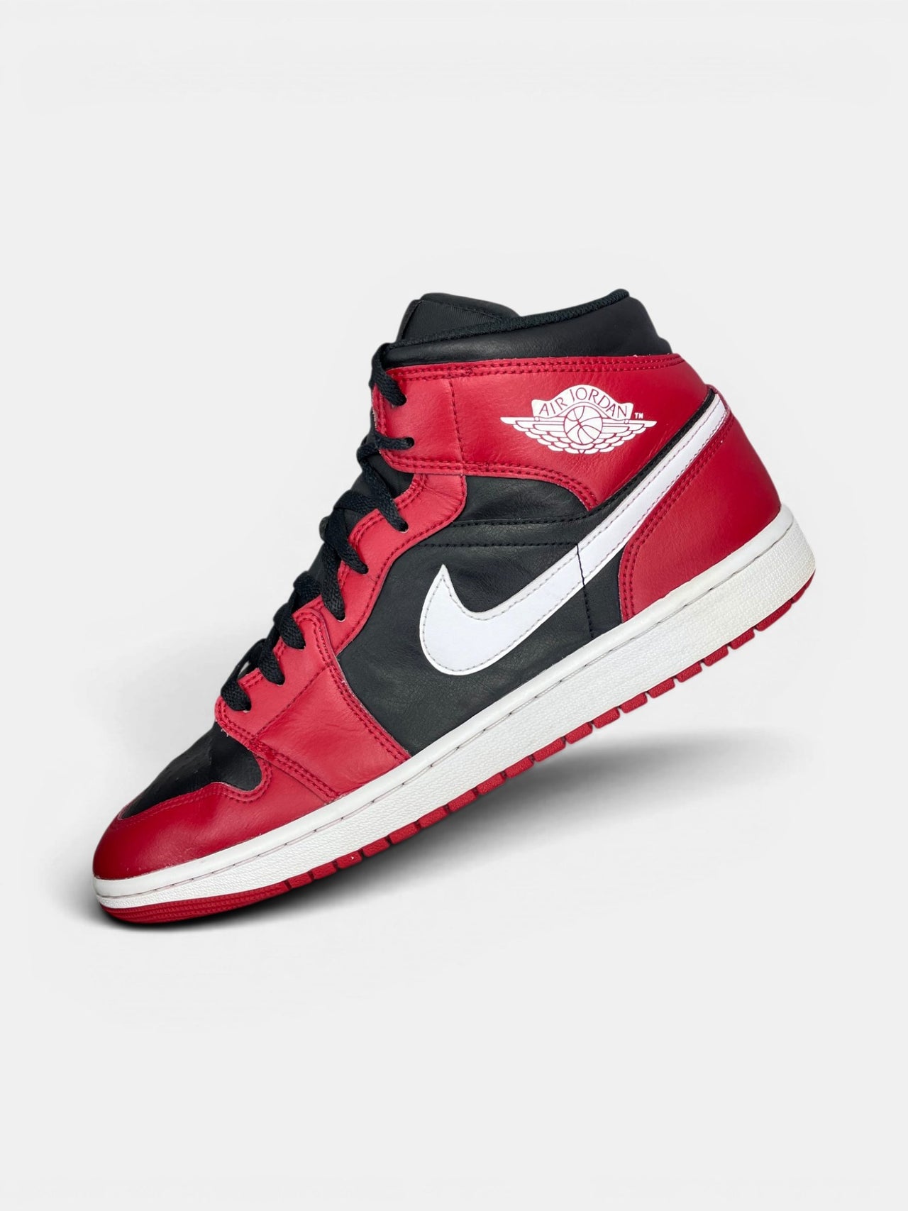 Nike Air Jordan 1 Mid Black/White/Gym Red — buty sportowe męskie w bardzo dobrym stanie rozmiar 46, widok z góry na wewnętrzną stronę butów