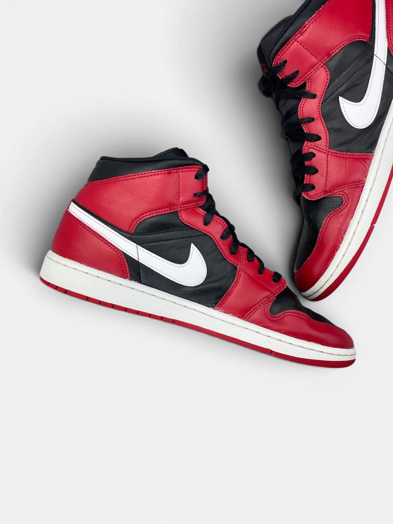 Nike Air Jordan 1 Mid Black/White/Gym Red — buty sportowe męskie w bardzo dobrym stanie rozmiar 46, wewnętrzny panel lewego buta