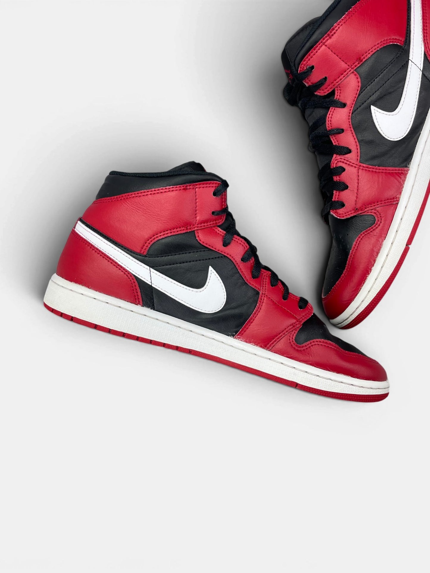 Nike Air Jordan 1 Mid Black/White/Gym Red — buty sportowe męskie w bardzo dobrym stanie rozmiar 46, wewnętrzny panel lewego buta