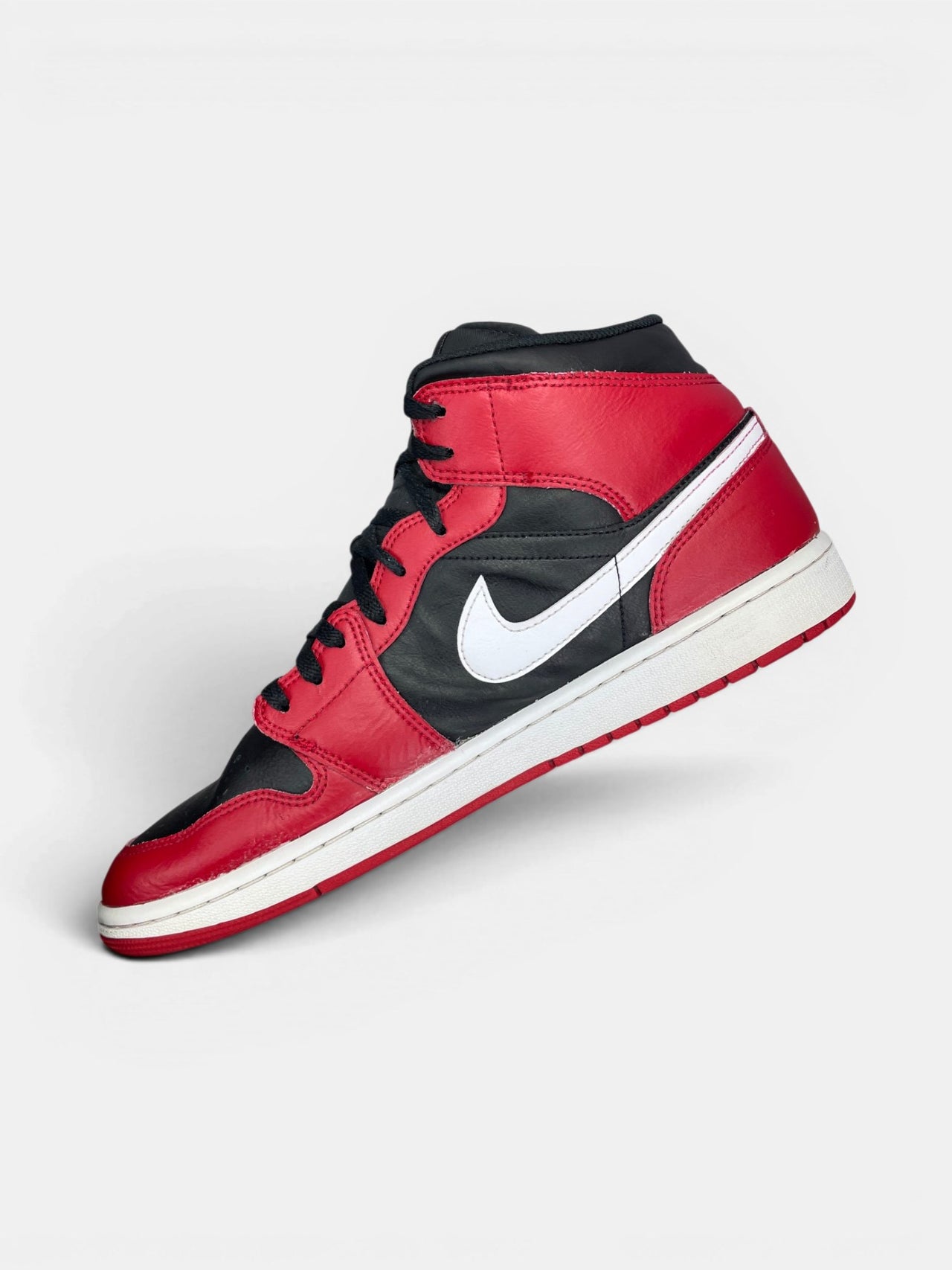 Nike Air Jordan 1 Mid Black/White/Gym Red — buty sportowe męskie w bardzo dobrym stanie rozmiar 46, wewnętrzny panel prawego buta
