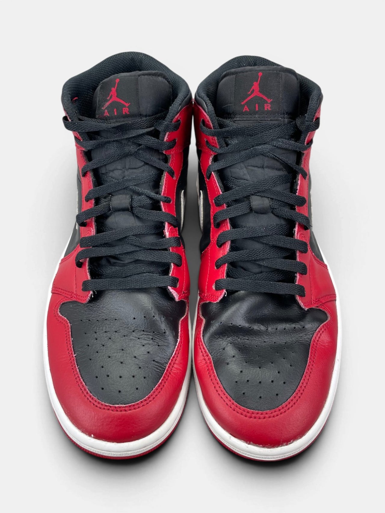 Nike Air Jordan 1 Mid Black/White/Gym Red — buty sportowe męskie w bardzo dobrym stanie rozmiar 46, widok z góry