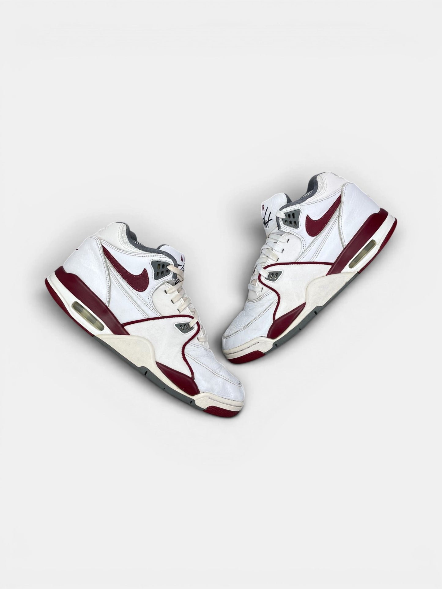 Nike Air Flight 89 Team Red — buty sportowe męskie w bardzo dobrym stanie rozmiar 42, widok z góry na zewnętrzną stronę butów
