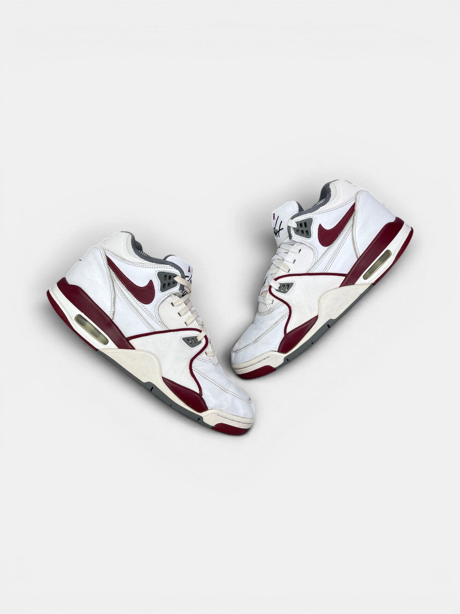 Nike Air Flight 89 Team Red — buty sportowe męskie w bardzo dobrym stanie rozmiar 42, widok z góry na zewnętrzną stronę butów