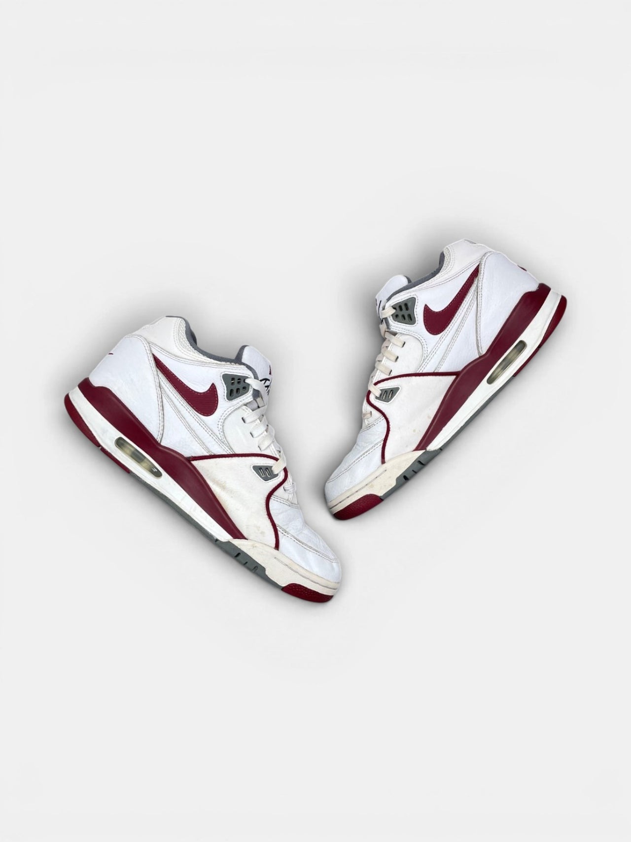 Nike Air Flight 89 Team Red — buty sportowe męskie w bardzo dobrym stanie rozmiar 42, zewnętrzny panel prawego buta
