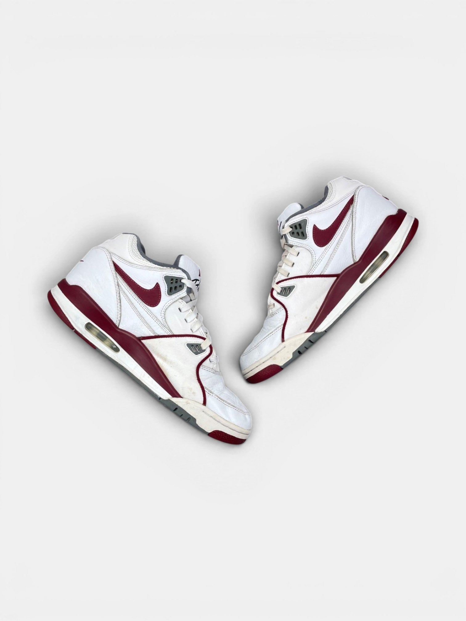 Nike Air Flight 89 Team Red — buty sportowe męskie w bardzo dobrym stanie rozmiar 42, zewnętrzny panel prawego buta
