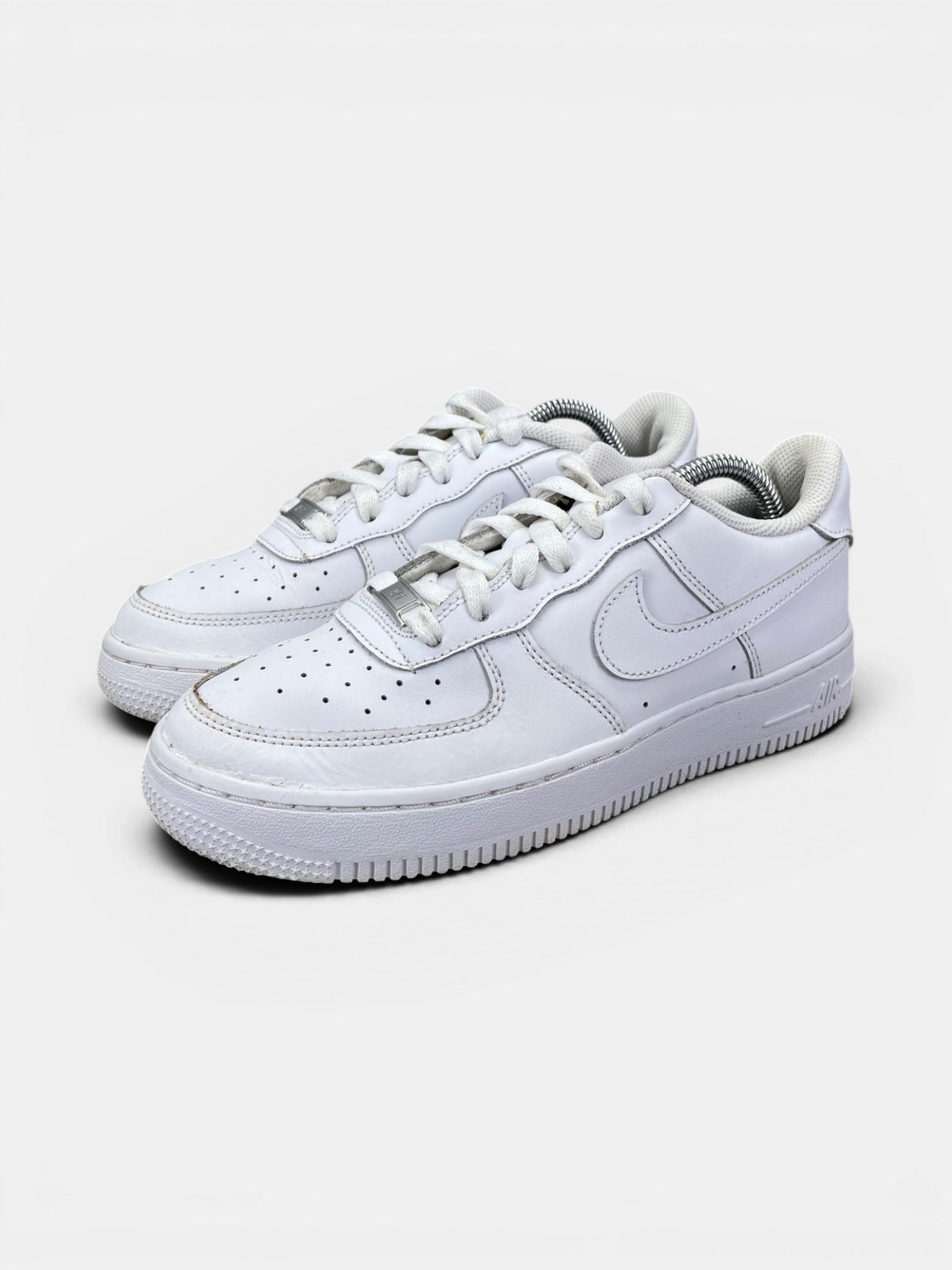 Nike Air Force 1 Low Triple White — buty sportowe damskie w bardzo dobrym stanie rozmiar 38, widok z boku