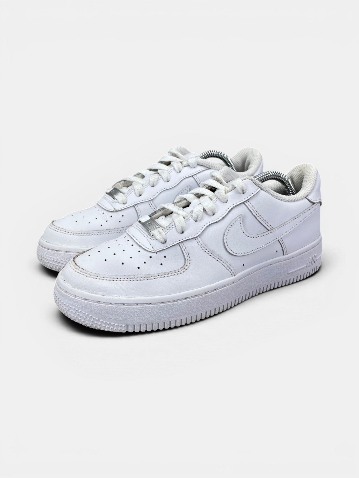 Nike Air Force 1 Low Triple White — buty sportowe damskie w bardzo dobrym stanie rozmiar 38, widok z boku