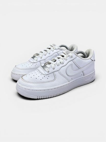 Nike Air Force 1 Low Triple White — buty sportowe damskie w bardzo dobrym stanie rozmiar 38, widok z boku