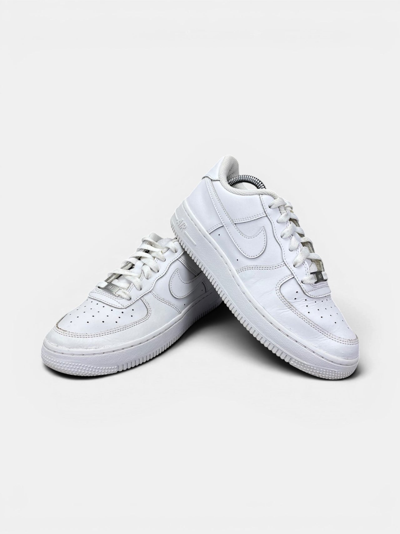 Nike Air Force 1 Low Triple White — buty sportowe damskie w bardzo dobrym stanie rozmiar 38, boczny profil