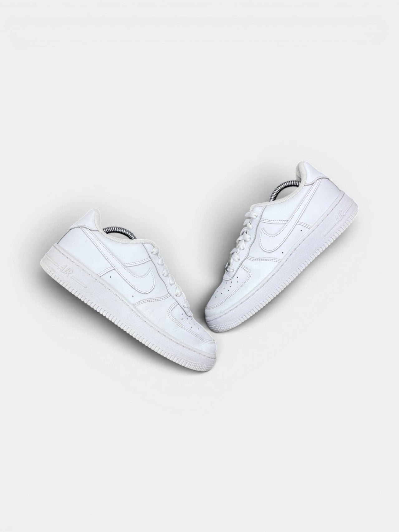 Nike Air Force 1 Low Triple White — buty sportowe damskie w bardzo dobrym stanie rozmiar 38, widok z góry na zewnętrzną stronę butów