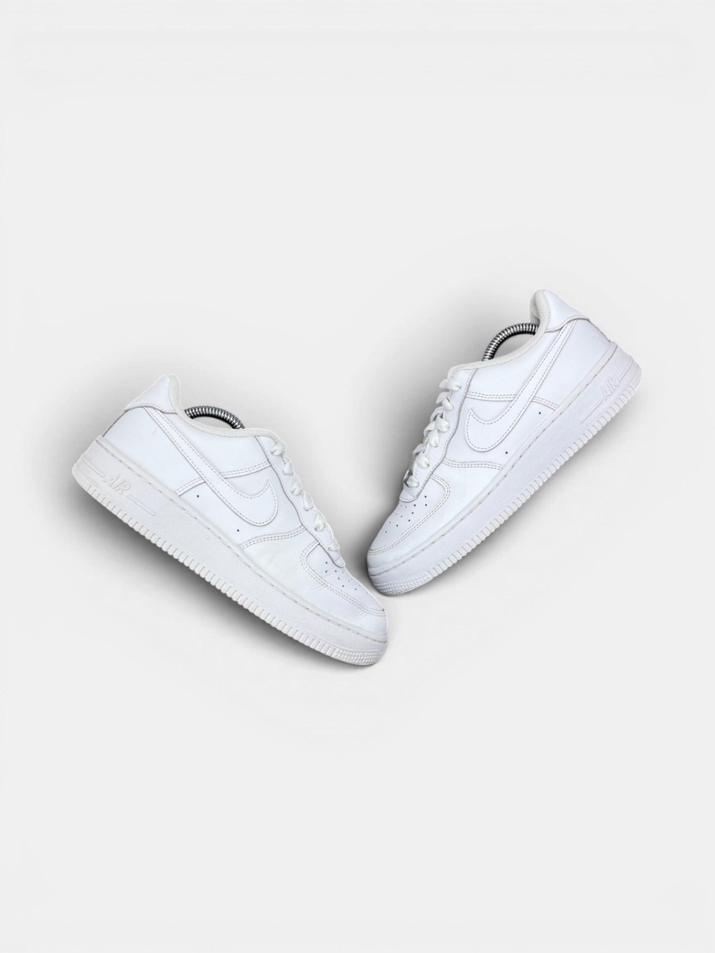 Nike Air Force 1 Low Triple White — buty sportowe damskie w bardzo dobrym stanie rozmiar 38, widok z góry na zewnętrzną stronę butów