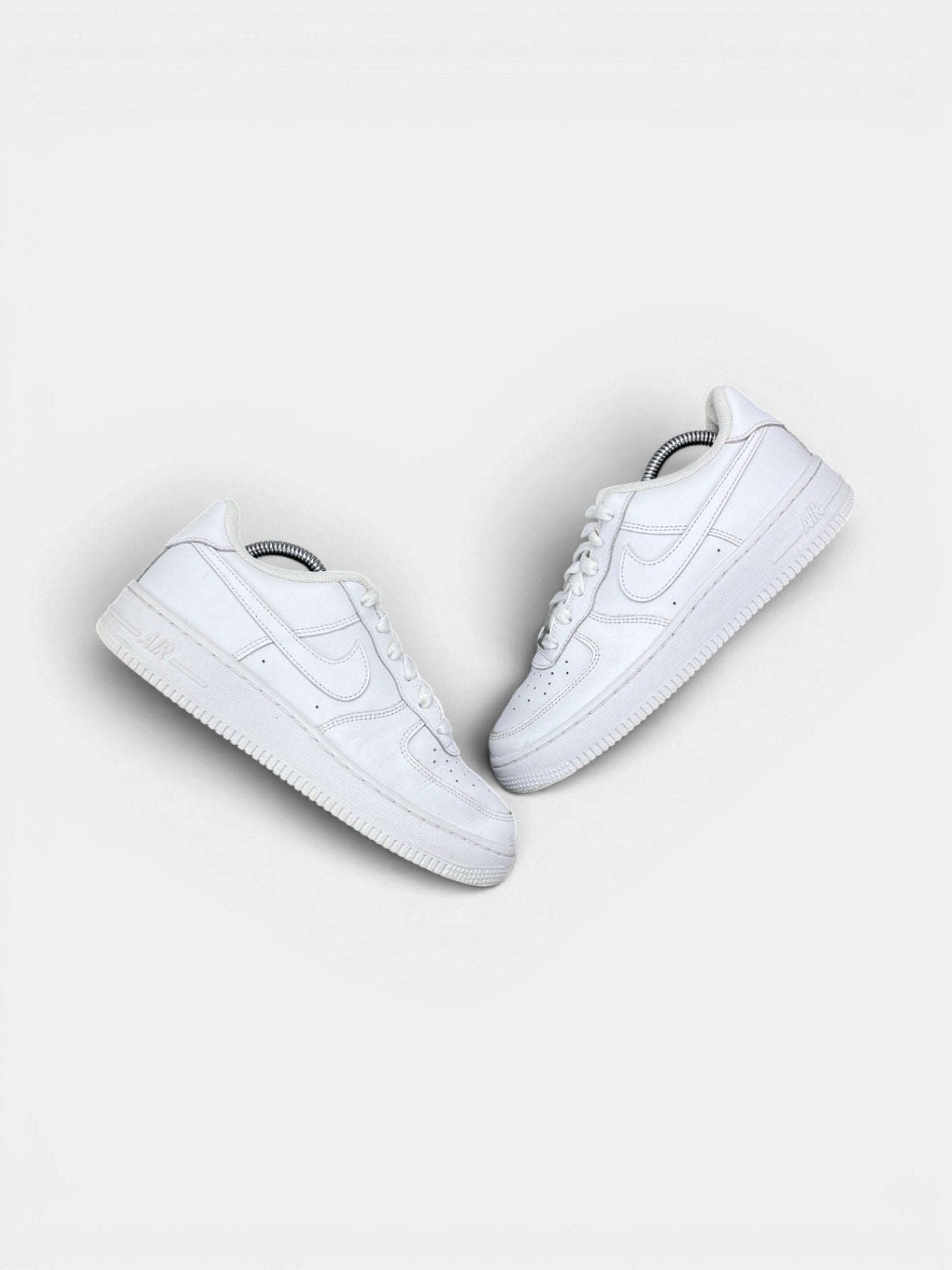 Nike Air Force 1 Low Triple White — buty sportowe damskie w bardzo dobrym stanie rozmiar 38, widok z góry na zewnętrzną stronę butów
