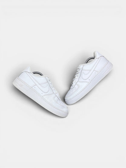 Nike Air Force 1 Low Triple White — buty sportowe damskie w bardzo dobrym stanie rozmiar 38, widok z góry na zewnętrzną stronę butów