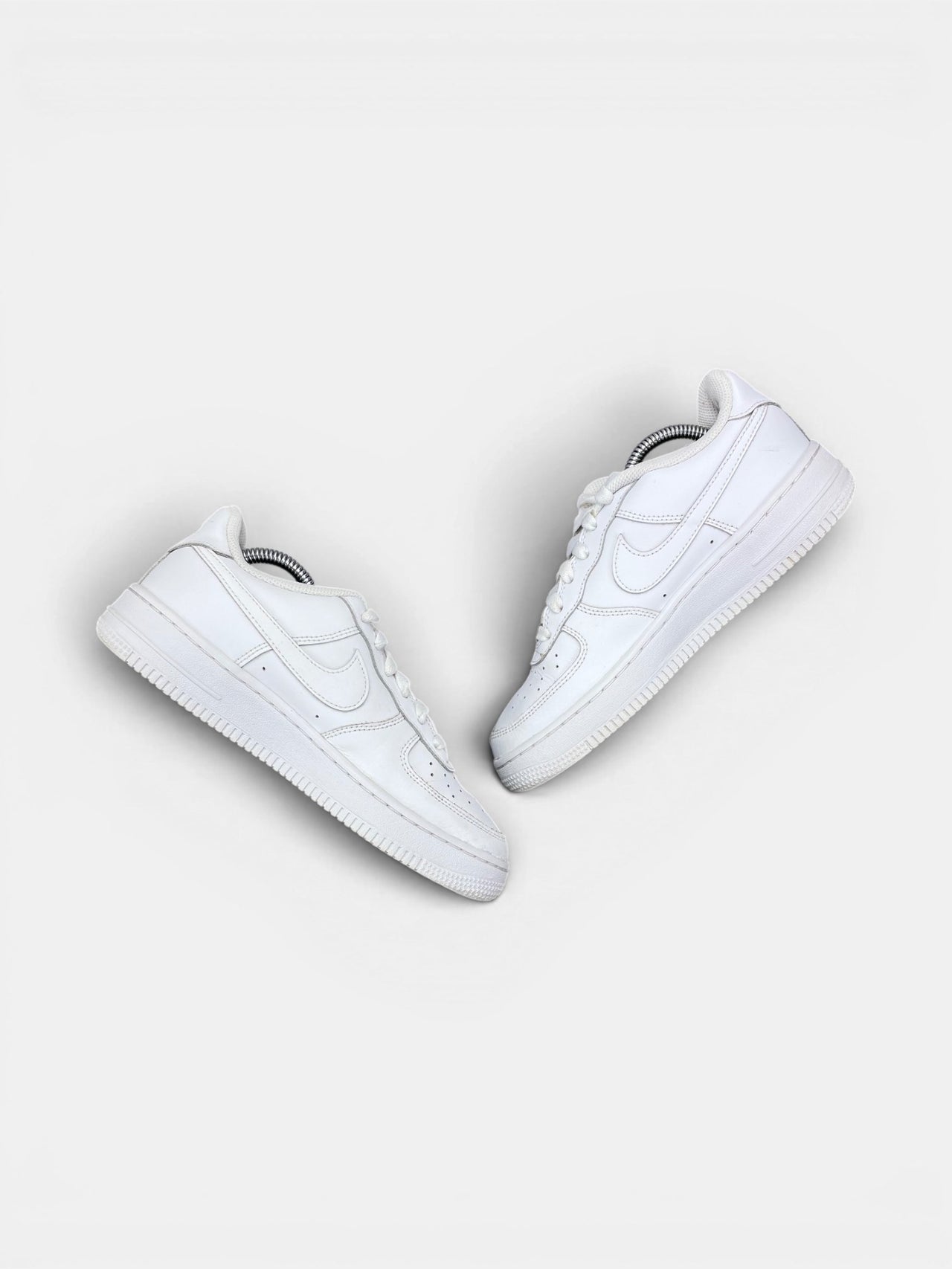 Nike Air Force 1 Low Triple White — buty sportowe damskie w bardzo dobrym stanie rozmiar 38, zewnętrzny panel prawego buta
