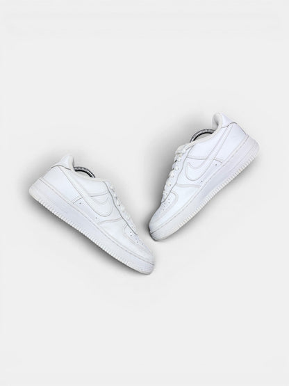 Nike Air Force 1 Low Triple White — buty sportowe damskie w bardzo dobrym stanie rozmiar 38, zewnętrzny panel prawego buta