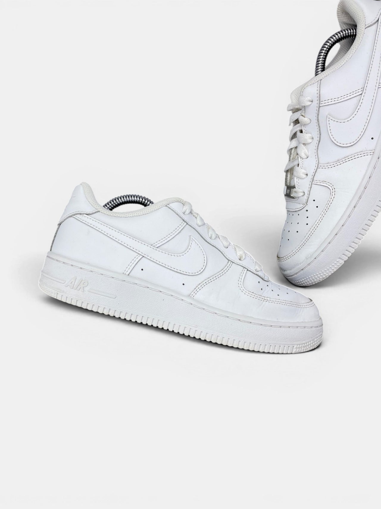 Nike Air Force 1 Low Triple White — buty sportowe damskie w bardzo dobrym stanie rozmiar 38, zewnętrzny panel lewego buta