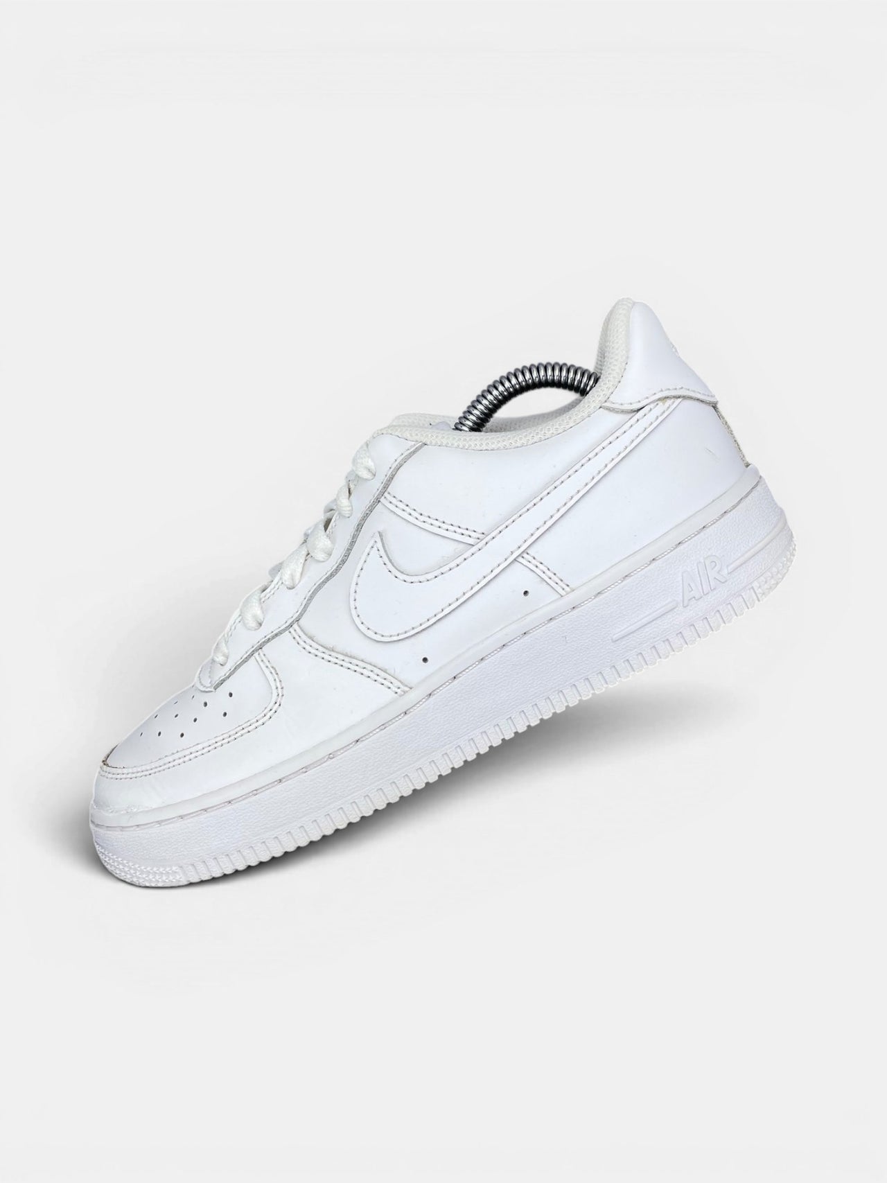 Nike Air Force 1 Low Triple White — buty sportowe damskie w bardzo dobrym stanie rozmiar 38, widok z góry na wewnętrzną stronę butów