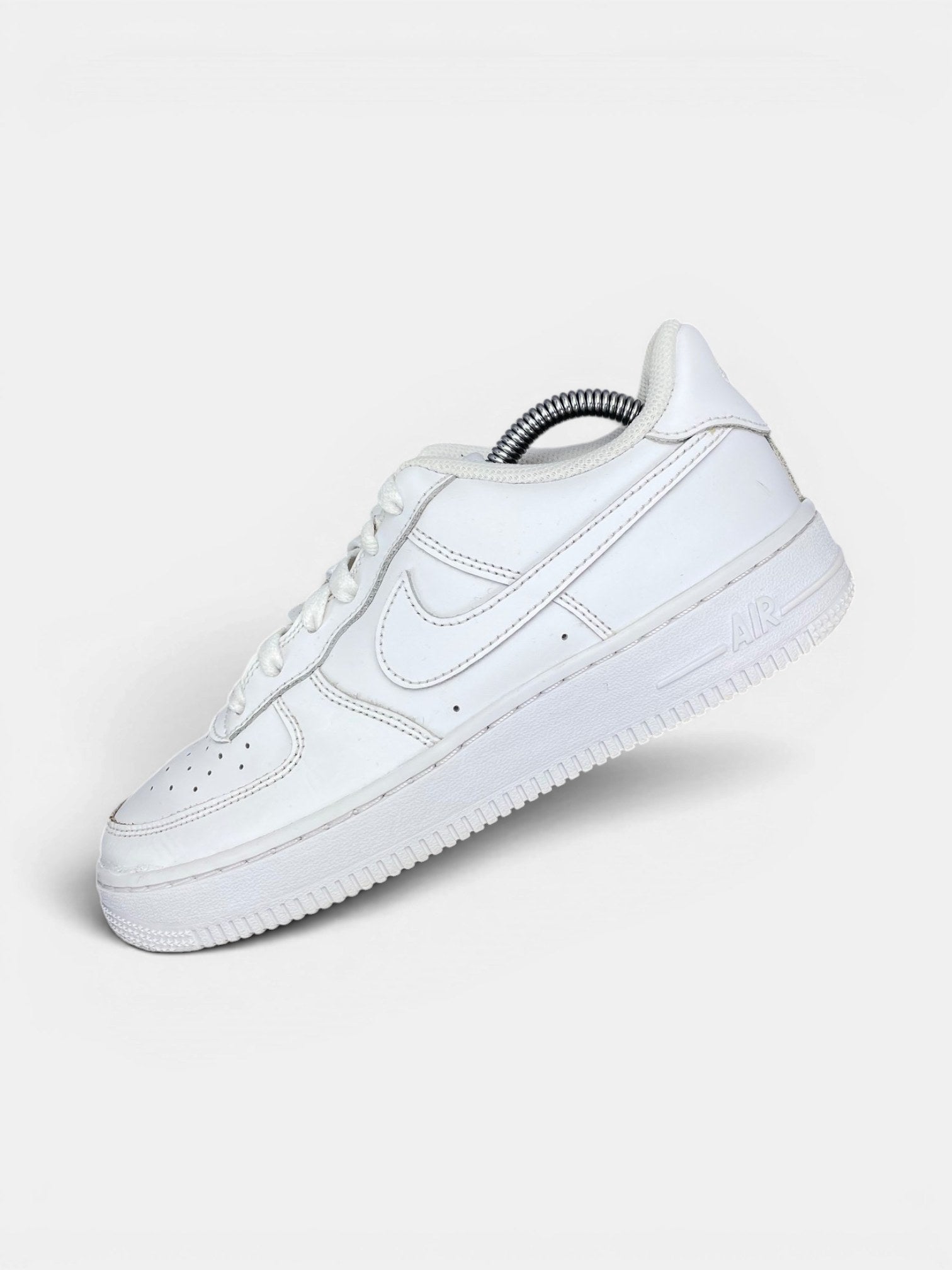 Nike Air Force 1 Low Triple White — buty sportowe damskie w bardzo dobrym stanie rozmiar 38, widok z góry na wewnętrzną stronę butów