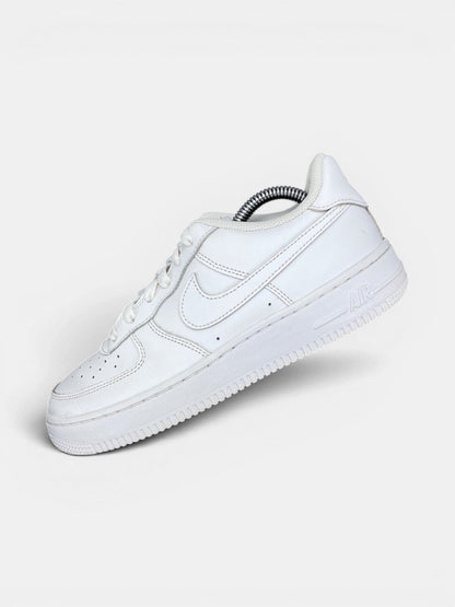 Nike Air Force 1 Low Triple White — buty sportowe damskie w bardzo dobrym stanie rozmiar 38, widok z góry na wewnętrzną stronę butów