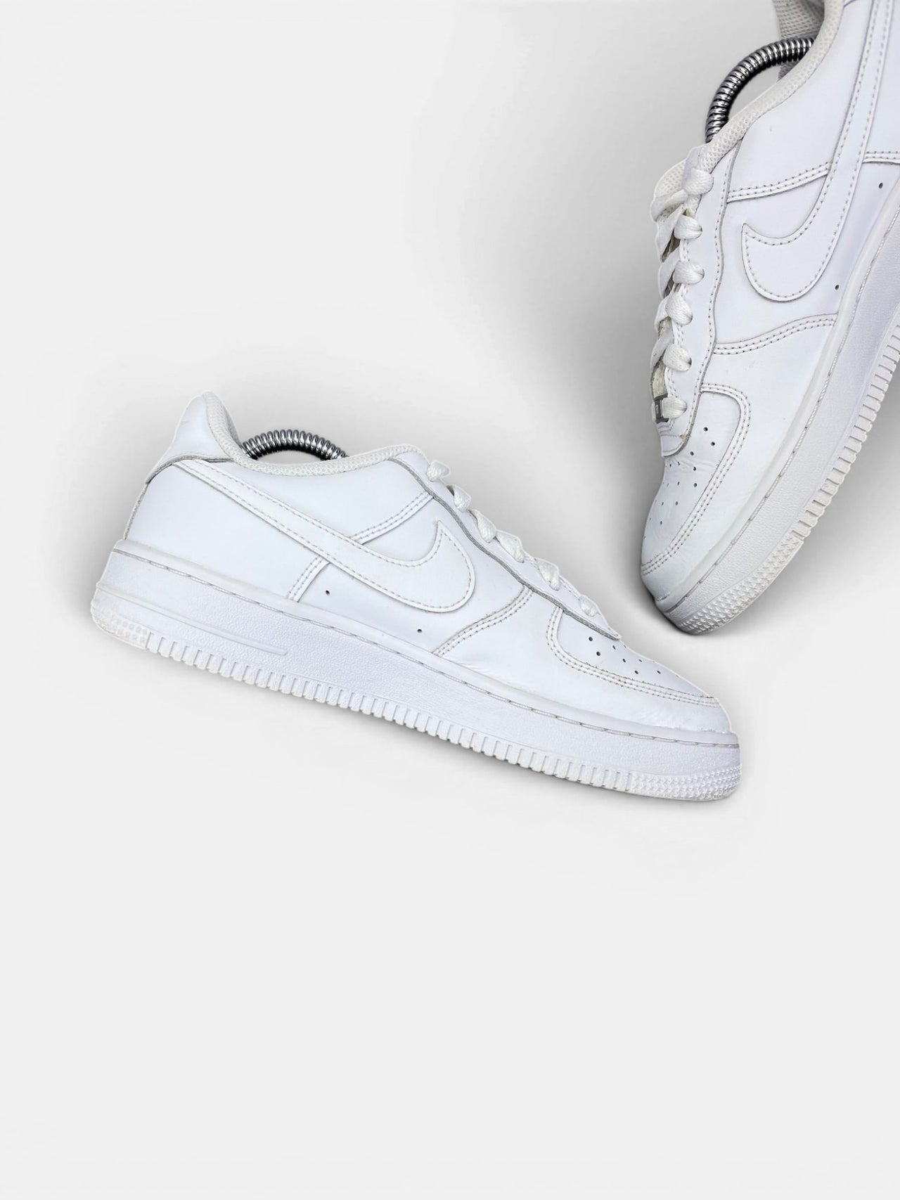Nike Air Force 1 Low Triple White — buty sportowe damskie w bardzo dobrym stanie rozmiar 38, wewnętrzny panel lewego buta