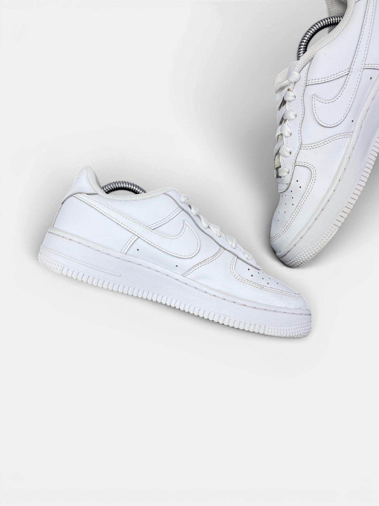 Nike Air Force 1 Low Triple White — buty sportowe damskie w bardzo dobrym stanie rozmiar 38, wewnętrzny panel lewego buta