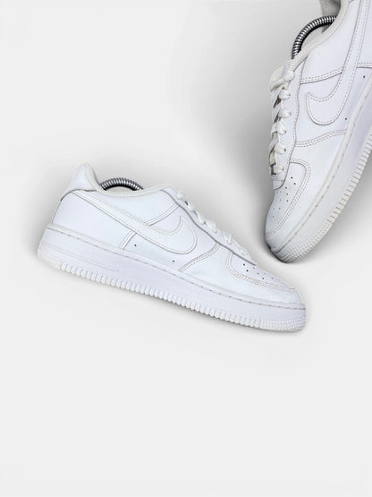Nike Air Force 1 Low Triple White — buty sportowe damskie w bardzo dobrym stanie rozmiar 38, wewnętrzny panel lewego buta