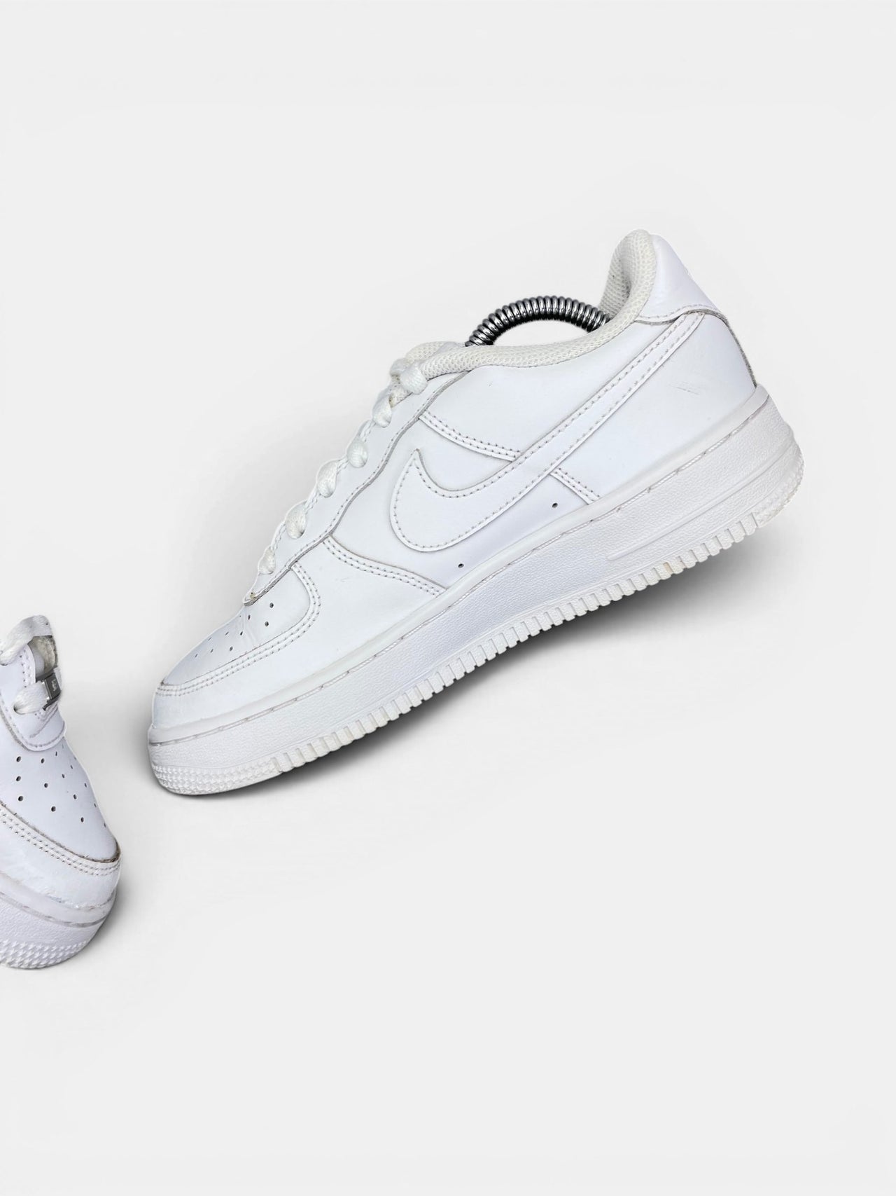 Nike Air Force 1 Low Triple White — buty sportowe damskie w bardzo dobrym stanie rozmiar 38, wewnętrzny panel prawego buta