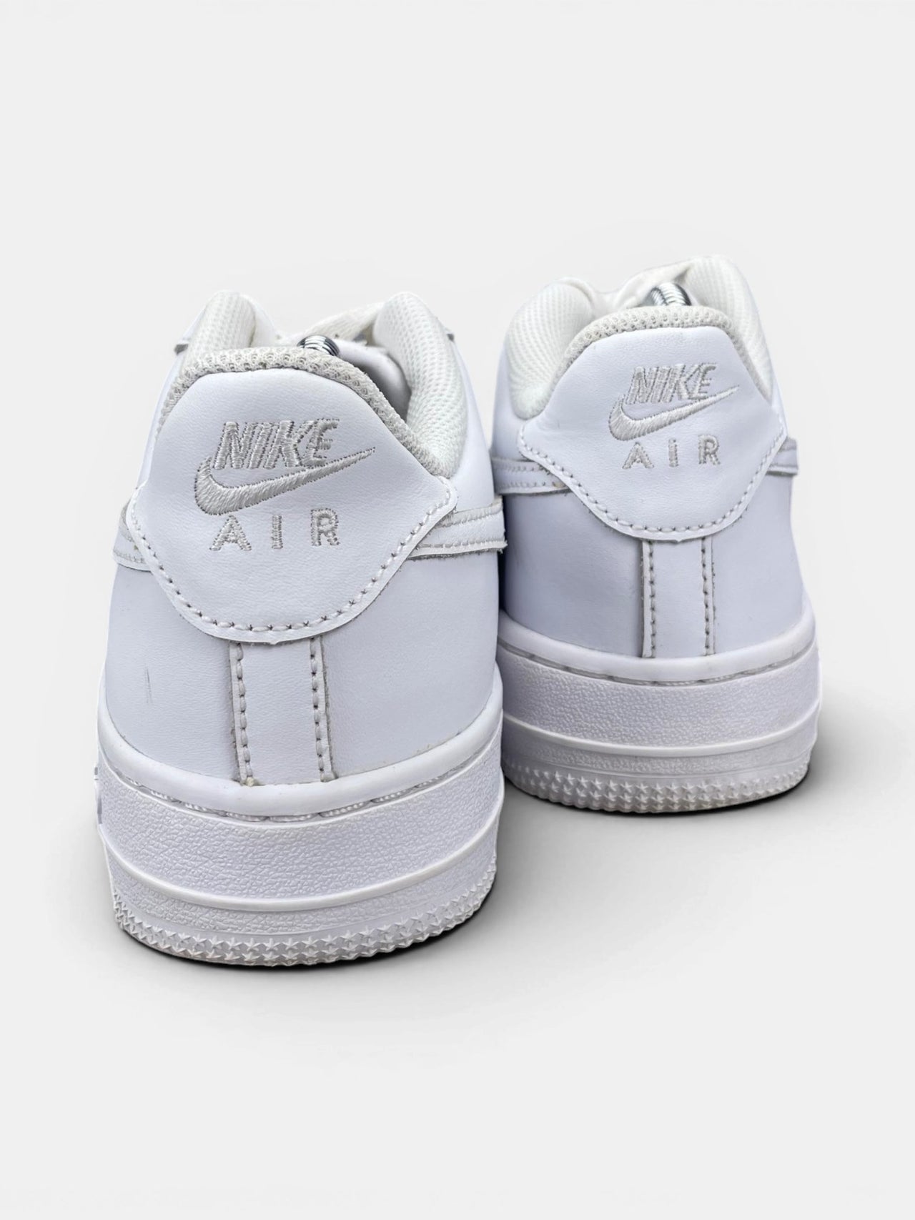 Nike Air Force 1 Low Triple White — buty sportowe damskie w bardzo dobrym stanie rozmiar 38, widok z tyłu
