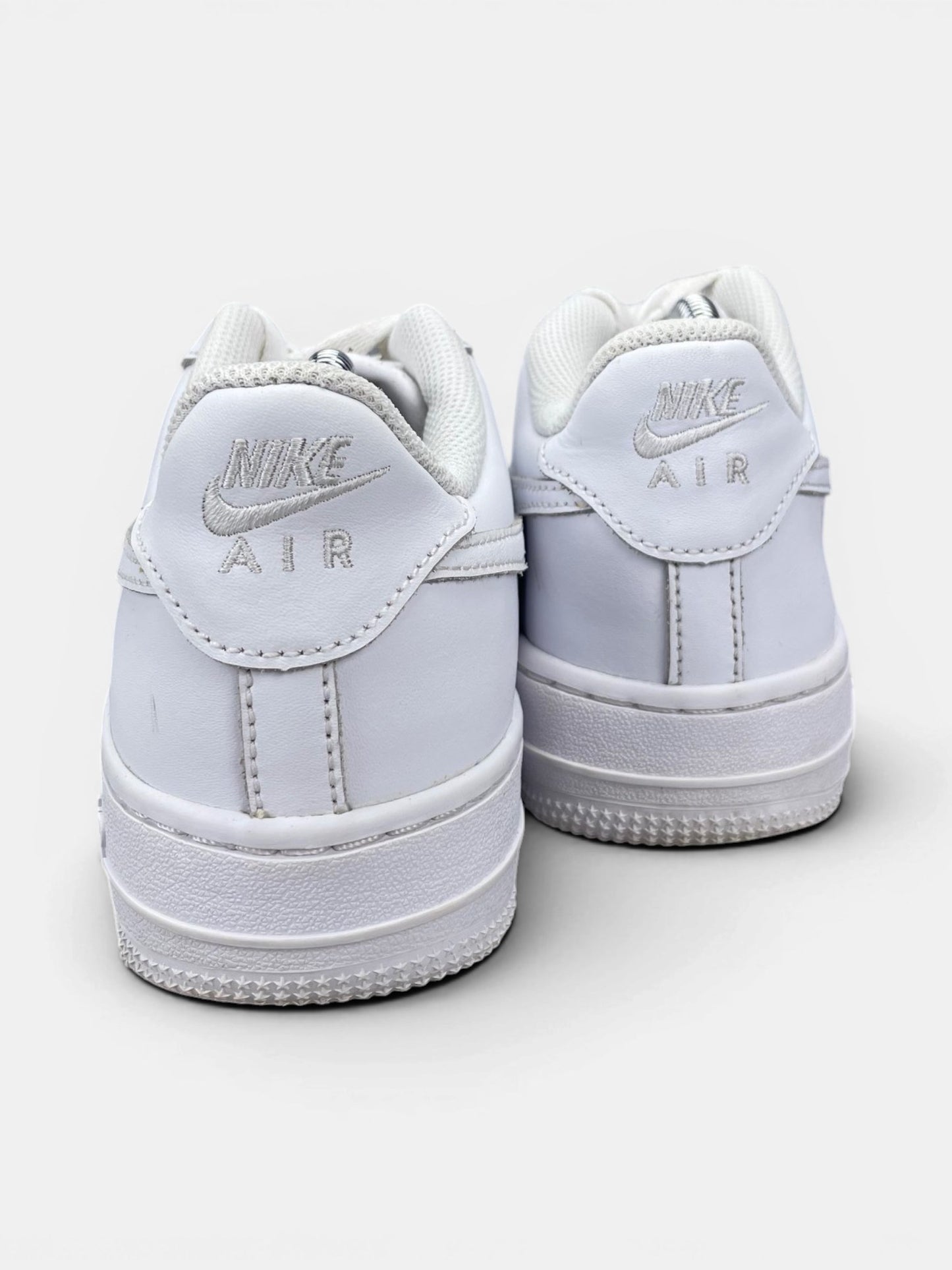Nike Air Force 1 Low Triple White — buty sportowe damskie w bardzo dobrym stanie rozmiar 38, widok z tyłu